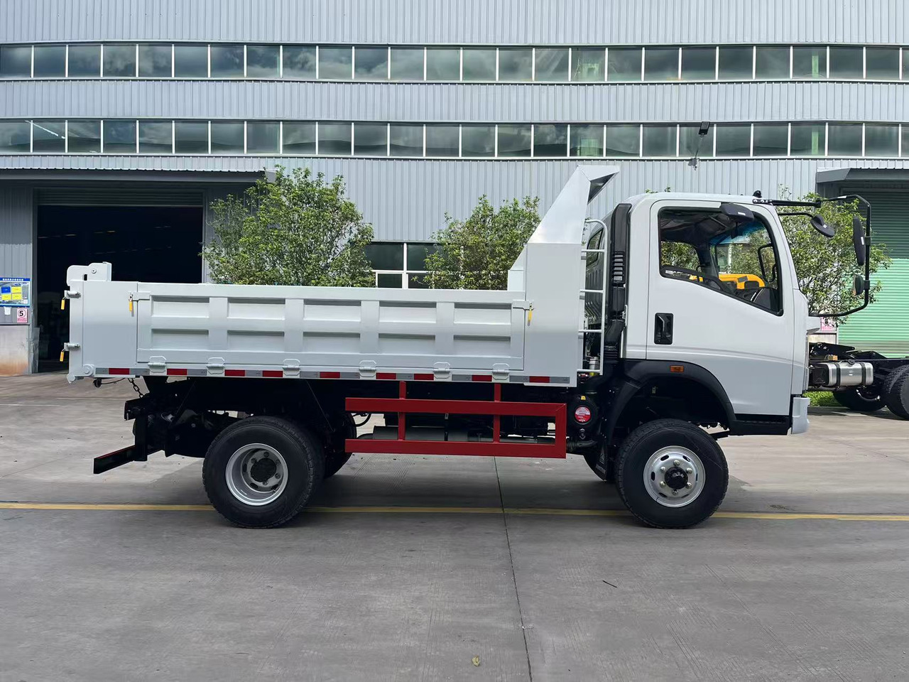 SINOTRUK HOWO 4x2 Dump Truck Click Here for Discount - Camião basculante: foto 4 SINOTRUK HOWO 4x2 Dump Truck Click Here for Discount - Camião basculante: foto 4