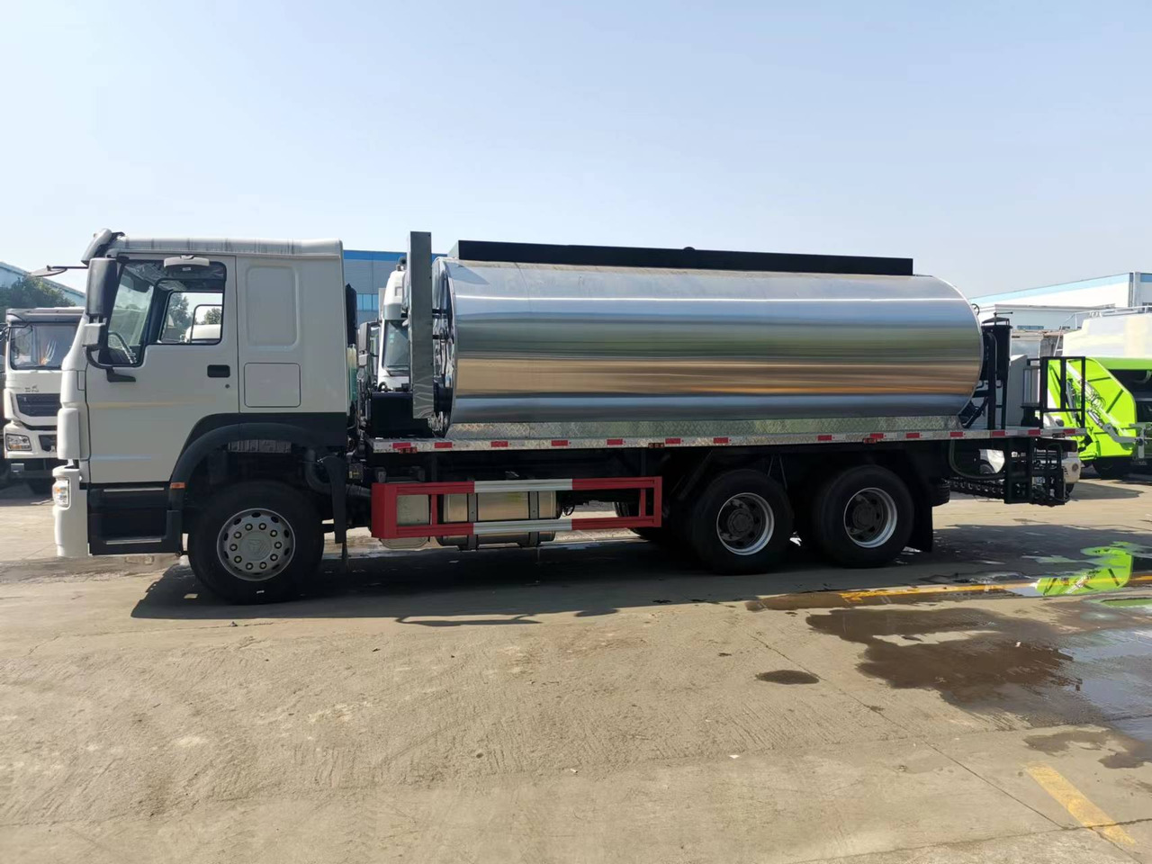 SINOTRUK HOWO CLICK HERE FOR DISCOUNT - Distribuidor de asfalto: foto 3 SINOTRUK HOWO CLICK HERE FOR DISCOUNT - Distribuidor de asfalto: foto 3