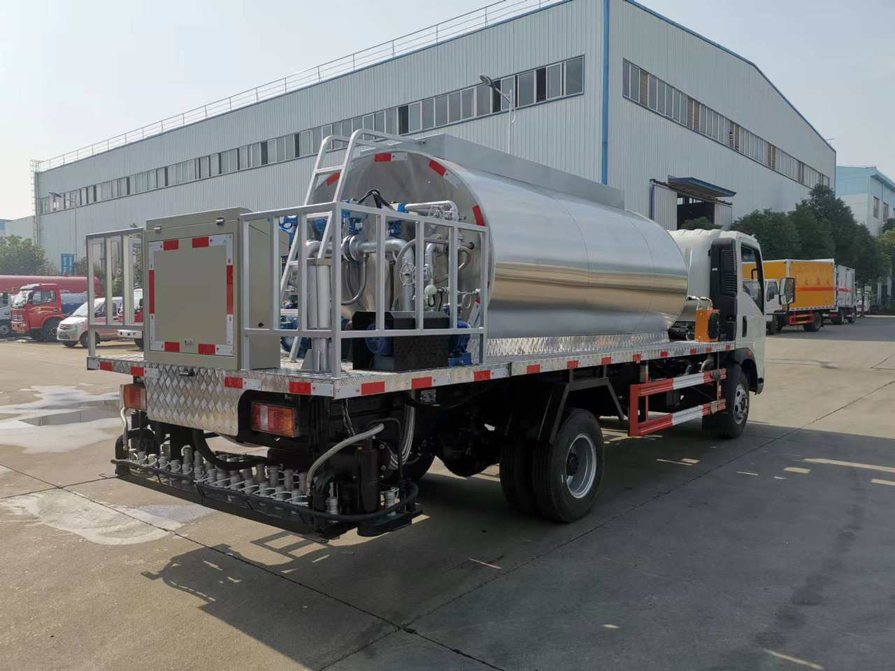 SINOTRUK HOWO CLICK HERE FOR DISCOUNT - Distribuidor de asfalto: foto 4 SINOTRUK HOWO CLICK HERE FOR DISCOUNT - Distribuidor de asfalto: foto 4