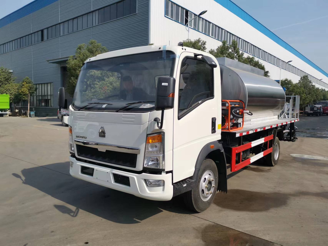 SINOTRUK HOWO CLICK HERE FOR DISCOUNT - Distribuidor de asfalto: foto 2 SINOTRUK HOWO CLICK HERE FOR DISCOUNT - Distribuidor de asfalto: foto 2