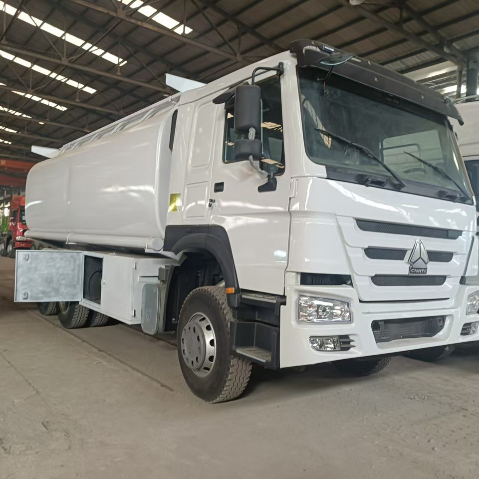 SINOTRUK Howo 371hp Fuel tanker - Camião cisterna: foto 3 SINOTRUK Howo 371hp Fuel tanker - Camião cisterna: foto 3