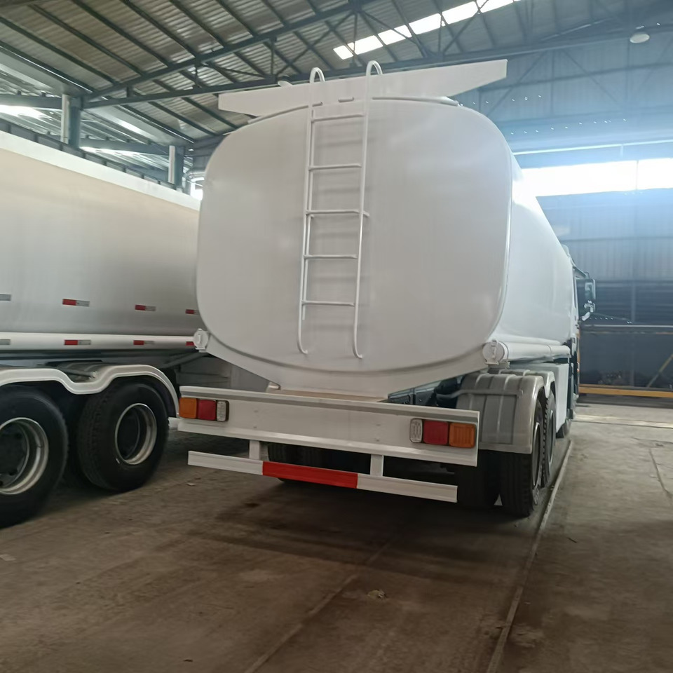 SINOTRUK Howo 371hp Fuel tanker - Camião cisterna: foto 5 SINOTRUK Howo 371hp Fuel tanker - Camião cisterna: foto 5