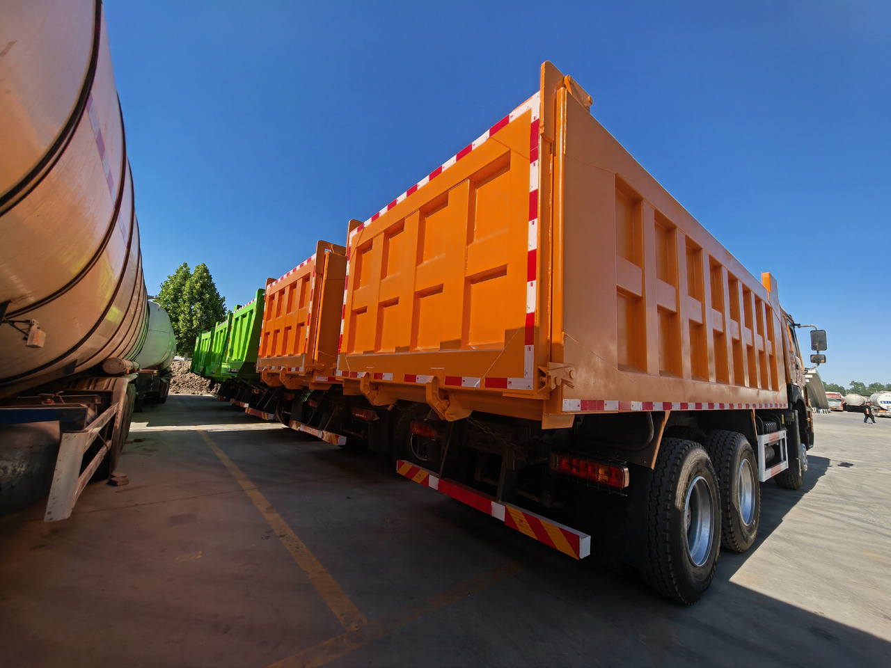 Sinotrack HOWO 6x4 Dump Truck Click for Discount - Camião basculante: foto 3 Sinotrack HOWO 6x4 Dump Truck Click for Discount - Camião basculante: foto 3