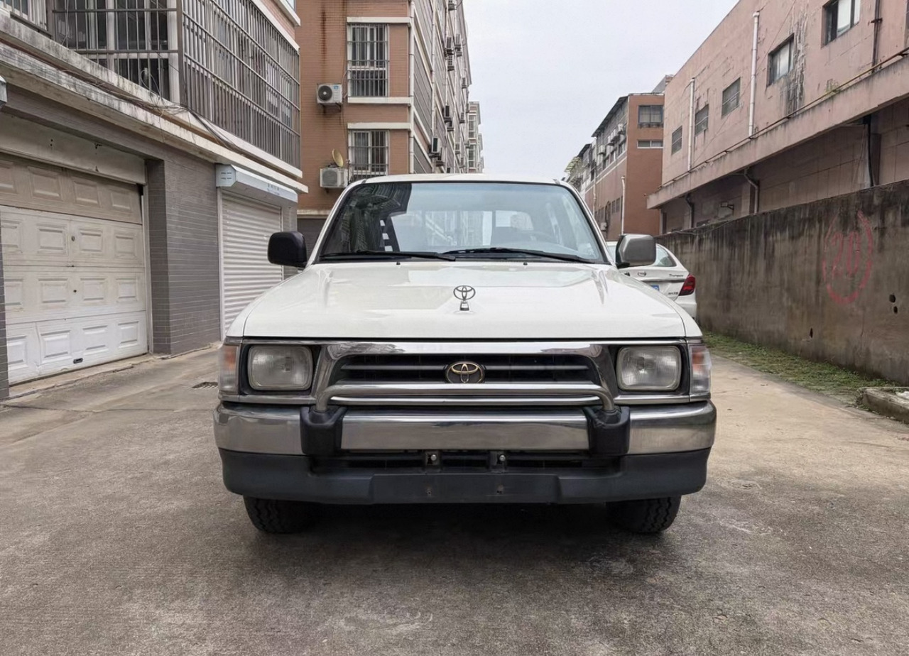 TOYOTA Toyota Hilux Truck Click for Discount - Camião basculante: foto 2 TOYOTA Toyota Hilux Truck Click for Discount - Camião basculante: foto 2