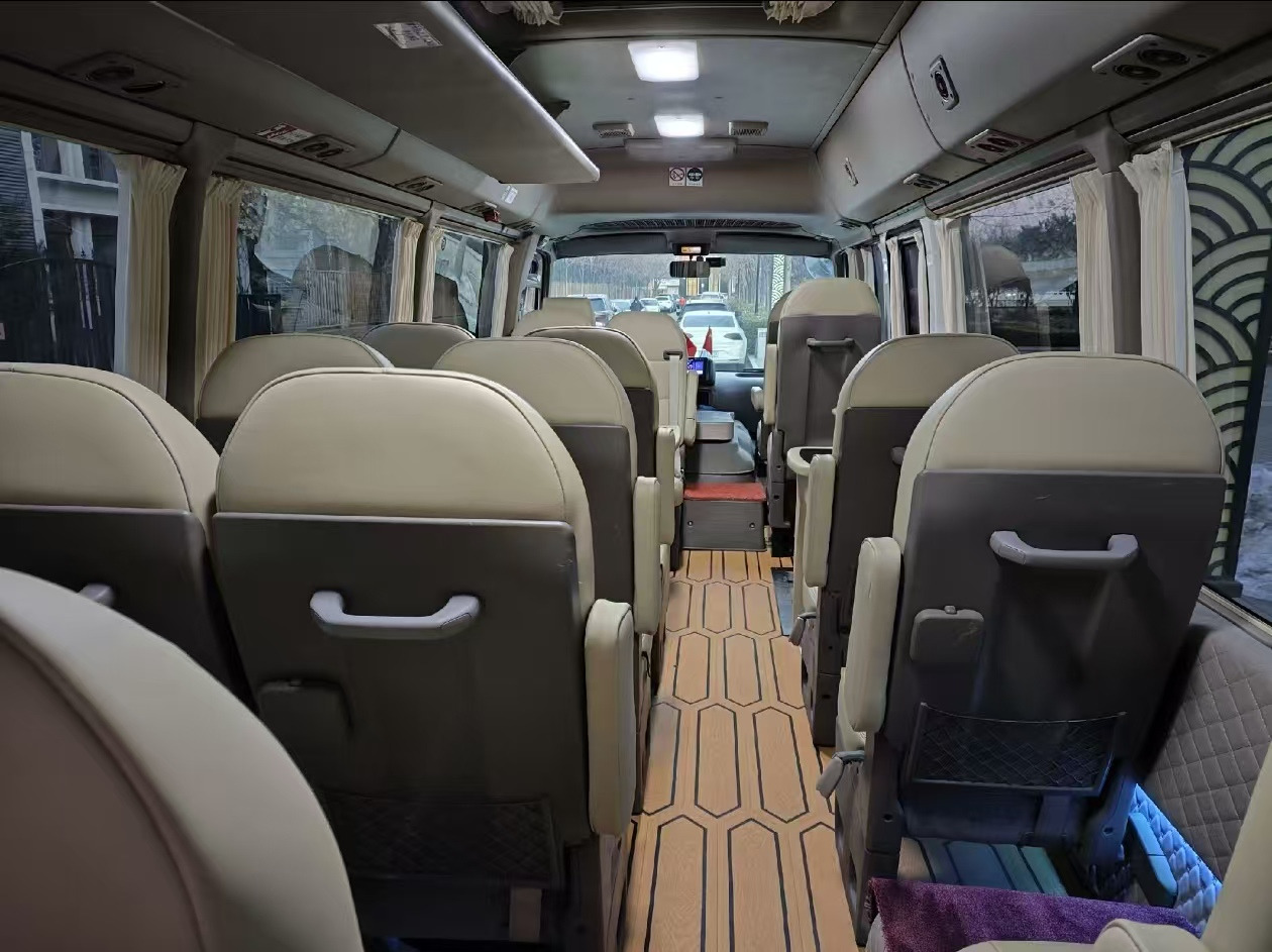 TOYOTA White Mini Bus Click Here for Discount - Autocarro: foto 2 TOYOTA White Mini Bus Click Here for Discount - Autocarro: foto 2