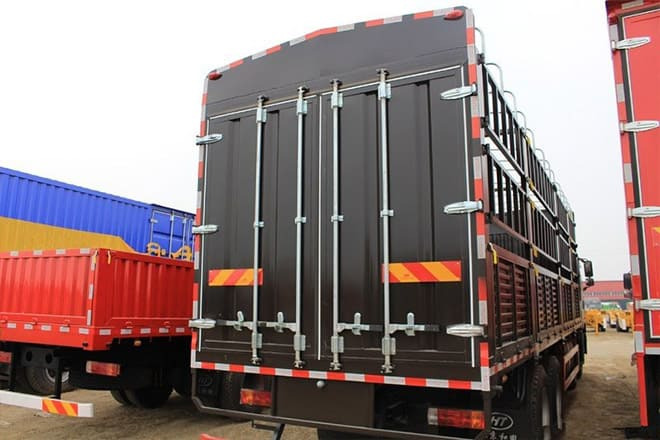 FAW FAW J6P Livestock Truck for Sale in Uganda - Camião transporte de gado: foto 3 FAW FAW J6P Livestock Truck for Sale in Uganda - Camião transporte de gado: foto 3