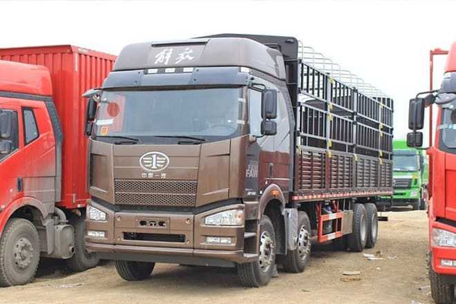 FAW FAW J6P Livestock Truck for Sale in Uganda - Camião transporte de gado: foto 1 FAW FAW J6P Livestock Truck for Sale in Uganda - Camião transporte de gado: foto 1