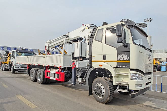 FAW FAW Truck Mounted Crane with Hydraulic Boom for Sale in Kuwait - Camião grua: foto 1 FAW FAW Truck Mounted Crane with Hydraulic Boom for Sale in Kuwait - Camião grua: foto 1