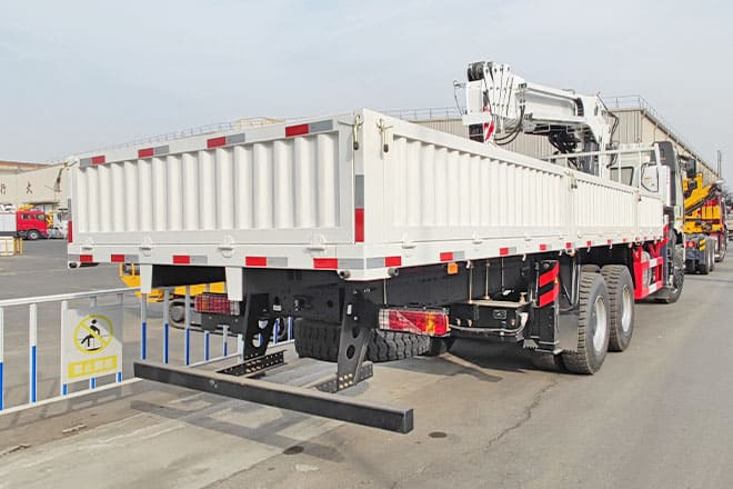 FAW FAW Truck Mounted Crane with Hydraulic Boom for Sale in Kuwait - Camião grua: foto 3 FAW FAW Truck Mounted Crane with Hydraulic Boom for Sale in Kuwait - Camião grua: foto 3