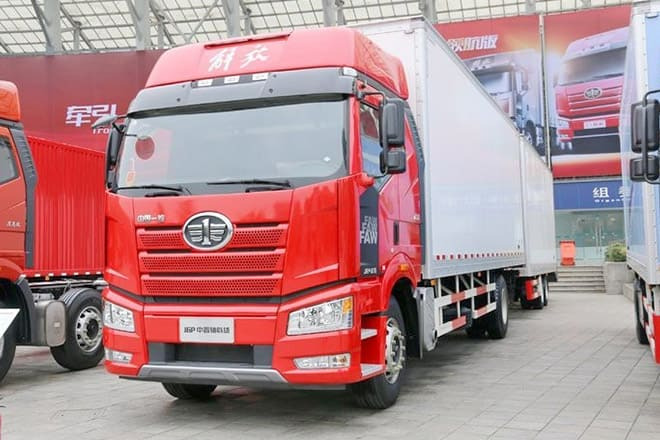 FAW Faw J6P Box Truck 4X2 for Sale in Sierra Leone - Camião furgão: foto 1 FAW Faw J6P Box Truck 4X2 for Sale in Sierra Leone - Camião furgão: foto 1