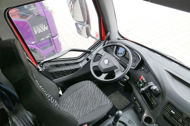 FAW Faw J6P Box Truck 4X2 for Sale in Sierra Leone - Camião furgão: foto 4 FAW Faw J6P Box Truck 4X2 for Sale in Sierra Leone - Camião furgão: foto 4