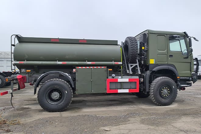 SINOTRUK Howo 4X2 Small Fuel Tanker Truck for Sale in Zambia - Camião cisterna: foto 2 SINOTRUK Howo 4X2 Small Fuel Tanker Truck for Sale in Zambia - Camião cisterna: foto 2