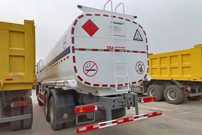 SINOTRUK Howo 6X4 Oil Truck Price for Sale in Djibouti - Camião cisterna: foto 4 SINOTRUK Howo 6X4 Oil Truck Price for Sale in Djibouti - Camião cisterna: foto 4