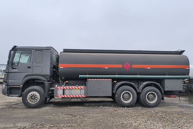 SINOTRUK Howo 6x4 380 Oil Truck for Sale in Mali - Camião cisterna: foto 3 SINOTRUK Howo 6x4 380 Oil Truck for Sale in Mali - Camião cisterna: foto 3