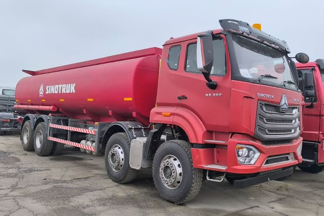 SINOTRUK Howo NX380 Diesel Tanker Truck for Sale in Tanzania - Camião cisterna: foto 1 SINOTRUK Howo NX380 Diesel Tanker Truck for Sale in Tanzania - Camião cisterna: foto 1