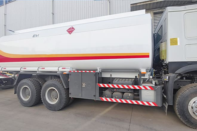 SINOTRUK Sinotruk Howo Fuel Tanker Truck Price for Sale in Ghana - Camião cisterna: foto 2 SINOTRUK Sinotruk Howo Fuel Tanker Truck Price for Sale in Ghana - Camião cisterna: foto 2