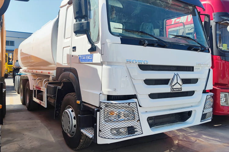 SINOTRUK Water Sprinkler Tanker for Sale in Malawi - Camião cisterna: foto 5 SINOTRUK Water Sprinkler Tanker for Sale in Malawi - Camião cisterna: foto 5