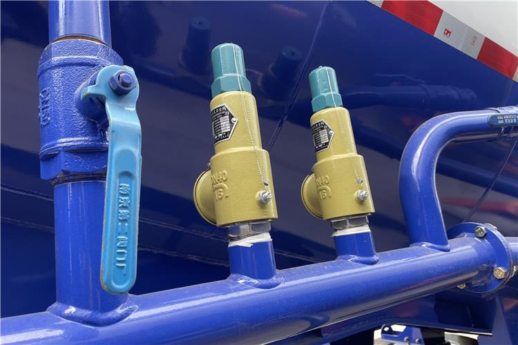 TITAN 4 Axle 60 Ton Bulker Cement Tanker Trailer for Sale In United Arab Emirates - Semi-reboque: foto 4 TITAN 4 Axle 60 Ton Bulker Cement Tanker Trailer for Sale In United Arab Emirates - Semi-reboque: foto 4