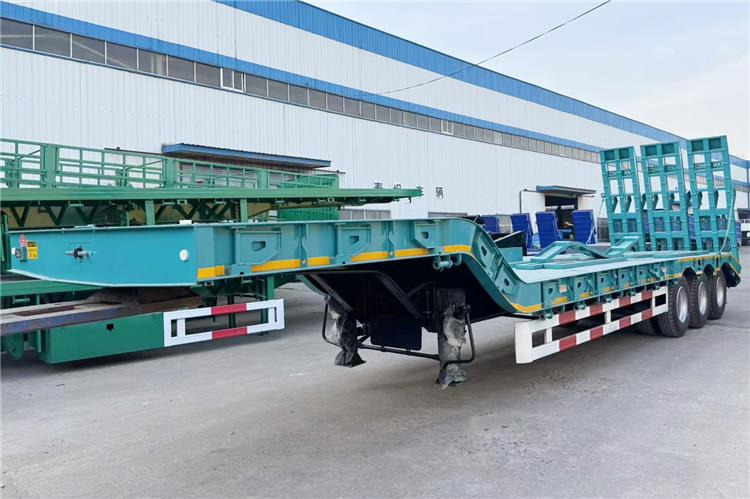 TITAN 3 Axle Low Bed Truck Price In Ghana - Semi-reboque baixa: foto 1 TITAN 3 Axle Low Bed Truck Price In Ghana - Semi-reboque baixa: foto 1