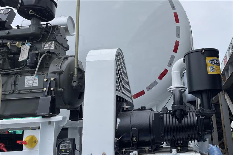 TITAN 4 Axle Bulker Cement Tanker Trailer for Sale In Zambia - Semi-reboque silo: foto 3 TITAN 4 Axle Bulker Cement Tanker Trailer for Sale In Zambia - Semi-reboque silo: foto 3