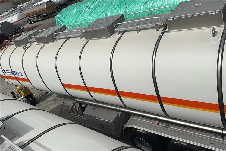 TITAN Tri Axle Aluminum Alloy Tanker Trailer for Sale In Saudi Arabia - Semi-reboque cisterna: foto 4 TITAN Tri Axle Aluminum Alloy Tanker Trailer for Sale In Saudi Arabia - Semi-reboque cisterna: foto 4