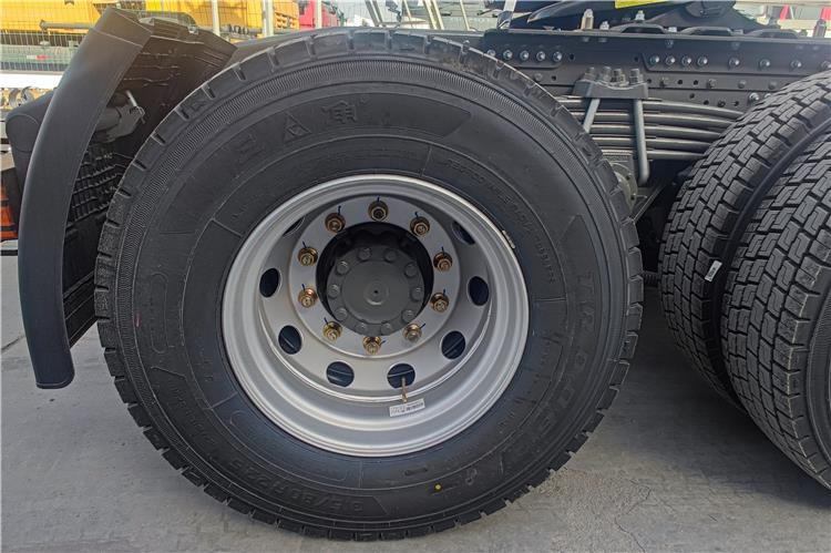 SINOTRUK Howo 6x4 Truck Price 380 HP Tractor Head for Sale In Zambia - Tractor: foto 3 SINOTRUK Howo 6x4 Truck Price 380 HP Tractor Head for Sale In Zambia - Tractor: foto 3