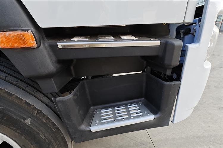 SINOTRUK Second Hand Howo 380hp 6x4 Truck Tractor for Sale In Tanzania - Tractor: foto 4 SINOTRUK Second Hand Howo 380hp 6x4 Truck Tractor for Sale In Tanzania - Tractor: foto 4