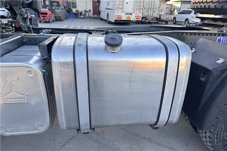 Sinotruk Used Howo 380HP Truck Head with RHD for Sale In Tanzania - Tractor: foto 3 Sinotruk Used Howo 380HP Truck Head with RHD for Sale In Tanzania - Tractor: foto 3