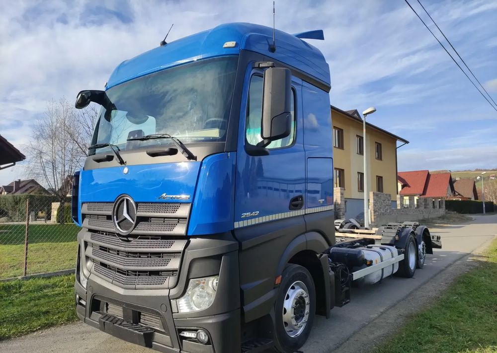 Mercedes-Benz ACTROS 2642 low deck ramo do zabudowy - Camião chassi: foto 1 Mercedes-Benz ACTROS 2642 low deck ramo do zabudowy - Camião chassi: foto 1