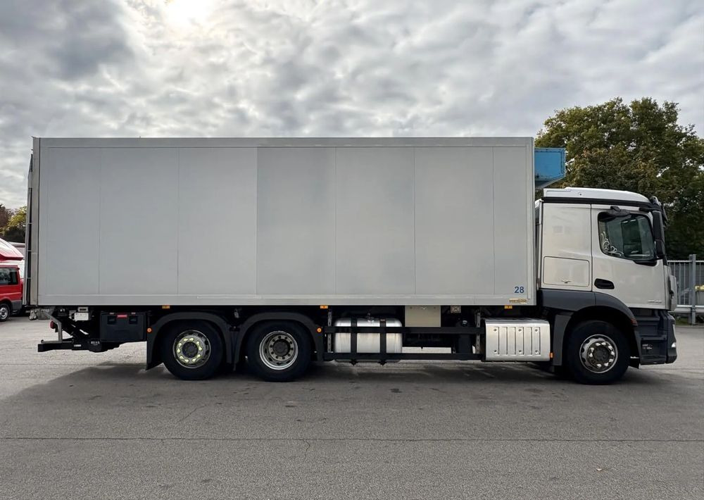 Mercedes-Benz Actros 2543 6x2 chłodnia izoterma 18 palet oś skrętna - Camião frigorífico: foto 4 Mercedes-Benz Actros 2543 6x2 chłodnia izoterma 18 palet oś skrętna - Camião frigorífico: foto 4