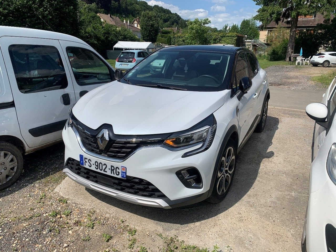 RENAULT CAPTUR - 2020 - Hybride essence électrique - Boîte automatique - II 1.6 E-TECH PLUG-IN 160 INTENS - Automóvel: foto 1 RENAULT CAPTUR - 2020 - Hybride essence électrique - Boîte automatique - II 1.6 E-TECH PLUG-IN 160 INTENS - Automóvel: foto 1