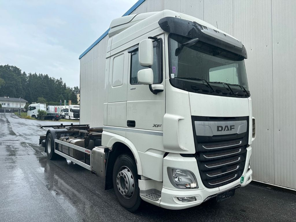 DAF XF 460 SpaceCab Retarder TÜV neu - Camião transportador de contêineres/ Caixa móvel: foto 2 DAF XF 460 SpaceCab Retarder TÜV neu - Camião transportador de contêineres/ Caixa móvel: foto 2