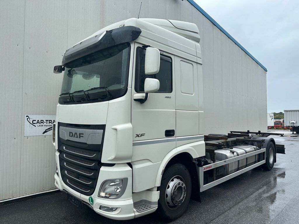 DAF XF 460 SpaceCab Retarder TÜV neu - Camião transportador de contêineres/ Caixa móvel: foto 1 DAF XF 460 SpaceCab Retarder TÜV neu - Camião transportador de contêineres/ Caixa móvel: foto 1
