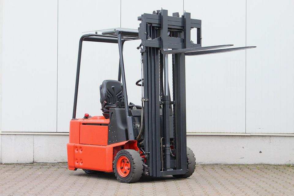 LINDE E15Z-02 Triplex 4,7m - Empilhador elétrico: foto 4 LINDE E15Z-02 Triplex 4,7m - Empilhador elétrico: foto 4