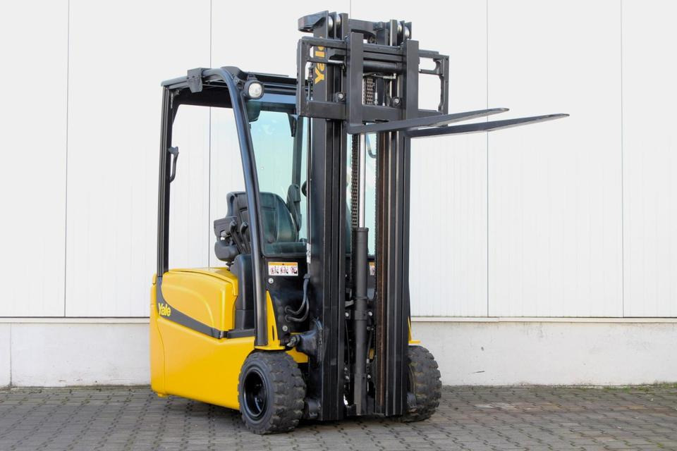 YALE ERP18VT Triplex 5,2m 1800kg - Empilhador elétrico: foto 4 YALE ERP18VT Triplex 5,2m 1800kg - Empilhador elétrico: foto 4