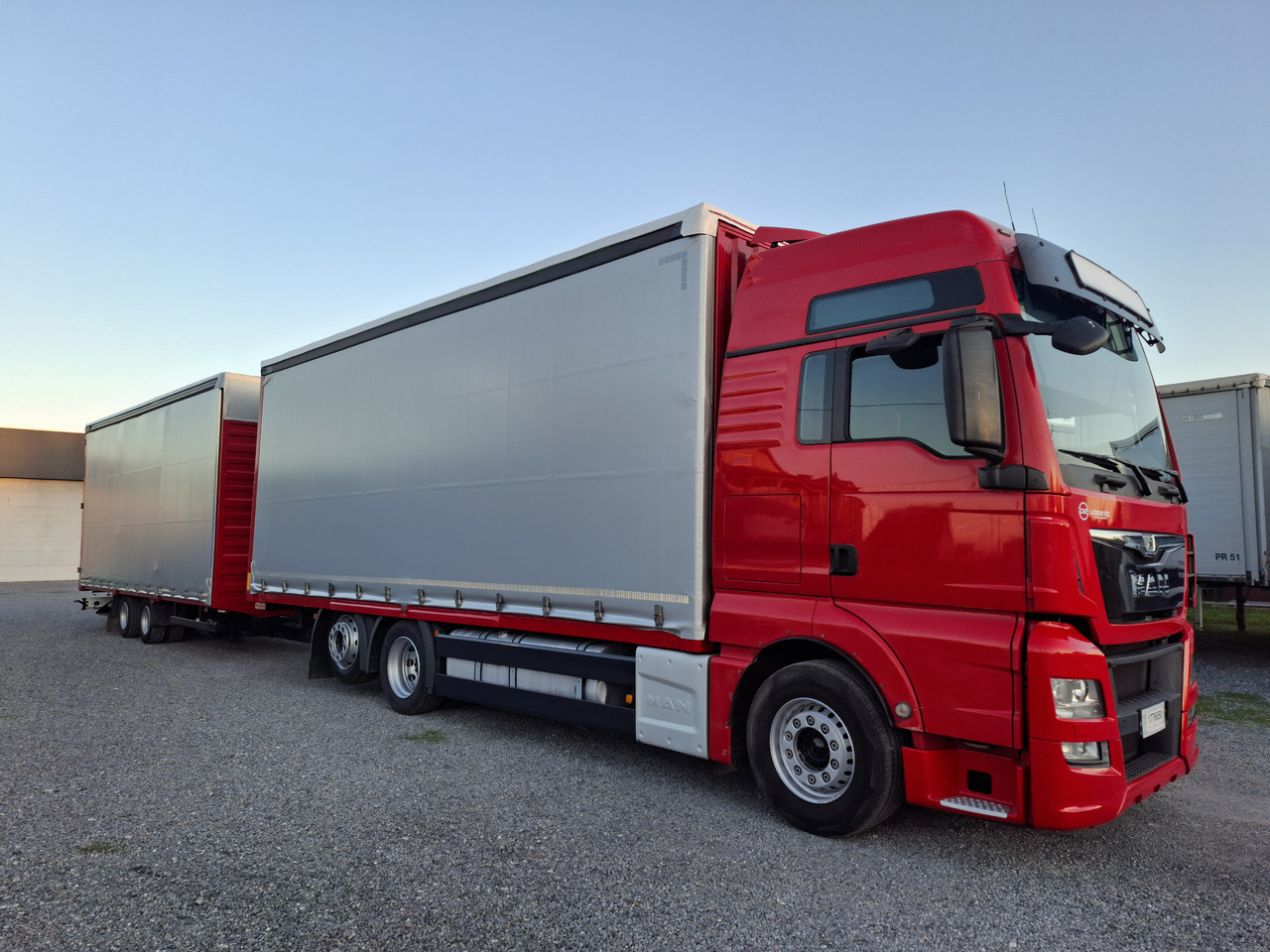 MAN TGX 26.440 E6 + SCHMITZ - Camião de lona: foto 1 MAN TGX 26.440 E6 + SCHMITZ - Camião de lona: foto 1