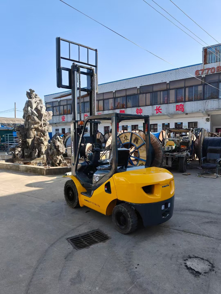 KOMATSU FD30T japan brand used 3 ton forklift - Empilhador a diesel: foto 1 KOMATSU FD30T japan brand used 3 ton forklift - Empilhador a diesel: foto 1
