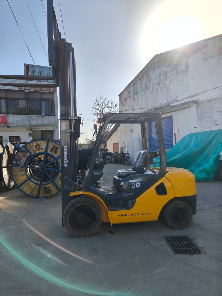 KOMATSU FD30T japan brand used 3 ton forklift Komatsu diesel forklift - Empilhador a diesel: foto 4 KOMATSU FD30T japan brand used 3 ton forklift Komatsu diesel forklift - Empilhador a diesel: foto 4