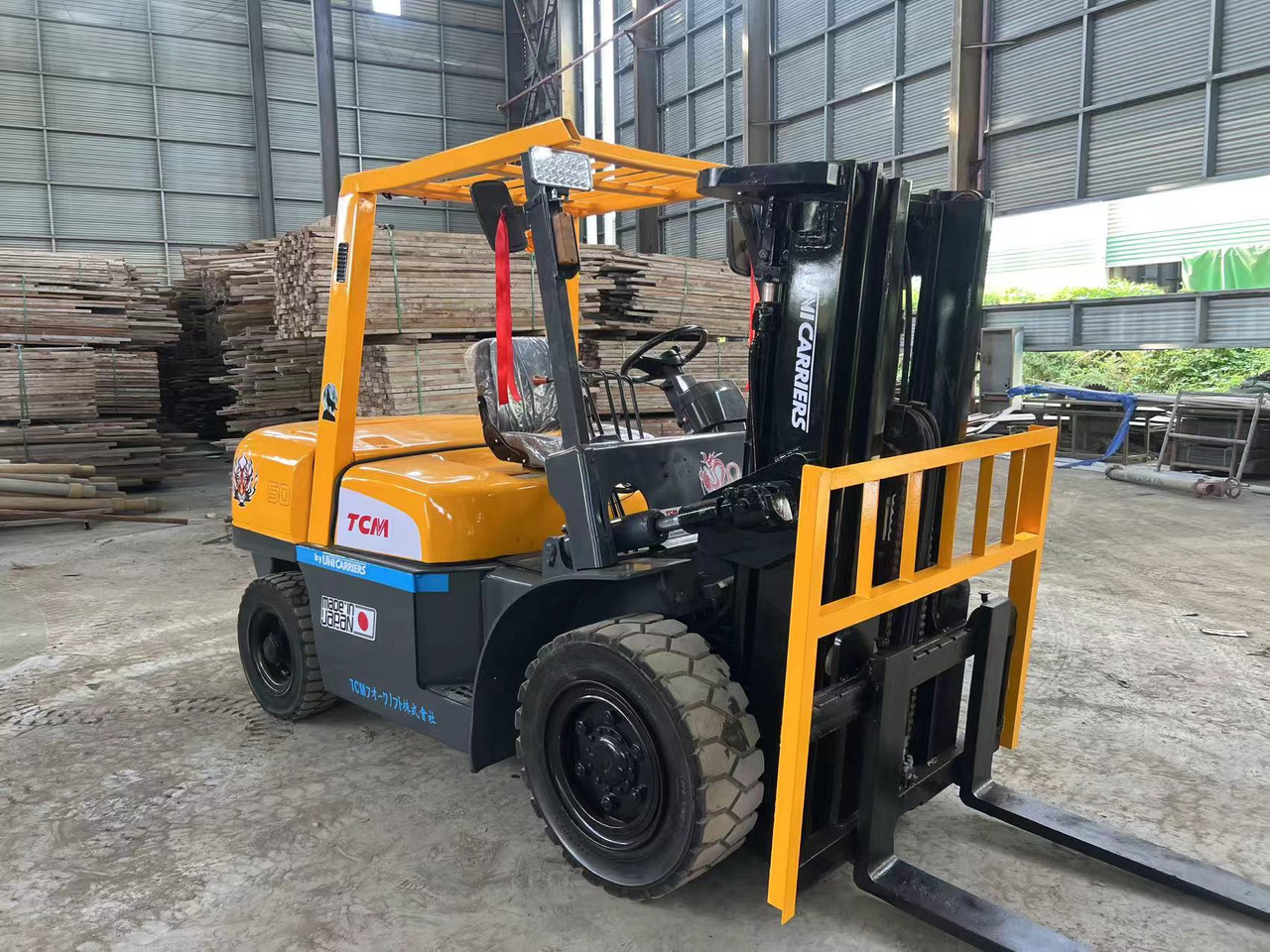 TCM fd50 japan brand original 5 ton diesel forklift 3 section 4.5m Customizable mast clamp side shift - Empilhador a diesel: foto 1 TCM fd50 japan brand original 5 ton diesel forklift 3 section 4.5m Customizable mast clamp side shift - Empilhador a diesel: foto 1