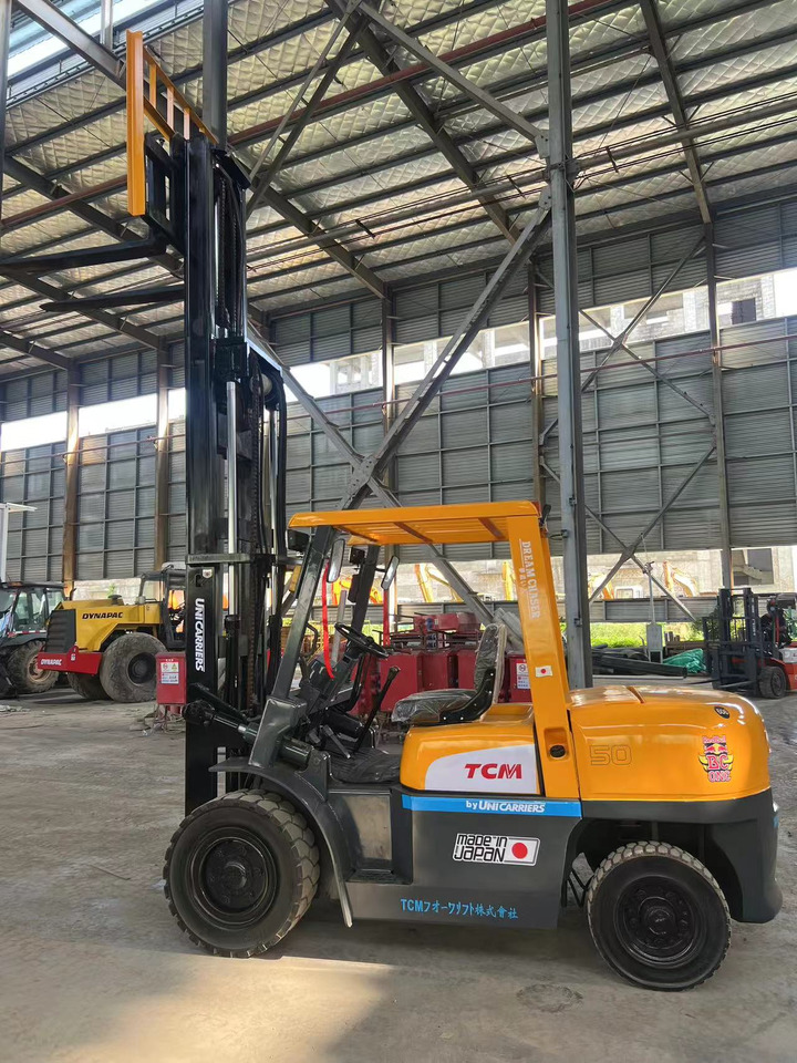TCM fd50 japan brand original 5 ton diesel forklift 3 section 4.5m Customizable mast clamp side shift - Empilhador a diesel: foto 2 TCM fd50 japan brand original 5 ton diesel forklift 3 section 4.5m Customizable mast clamp side shift - Empilhador a diesel: foto 2