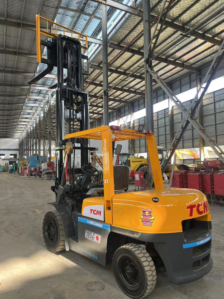 TCM fd50 japan brand original 5 ton diesel forklift 3 section 4.5m Customizable mast clamp side shift - Empilhador a diesel: foto 3 TCM fd50 japan brand original 5 ton diesel forklift 3 section 4.5m Customizable mast clamp side shift - Empilhador a diesel: foto 3