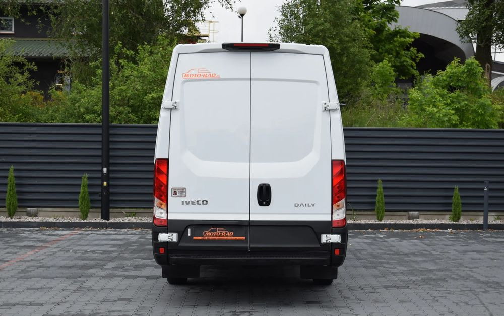 Furgão Iveco DAILY MAXI 35S16 / 2.3 - 160 KM / AUTOMAT HI-MATIC / NOWY MODEL / 3 OSOBY / DOSTAWCZE / BLASZAK / KLIMA / CZUJNIKI COFANIA / NISKI PRZEBIEG / 2022 / SERWISOWANY / Z NIEMIEC: foto 6 Furgão Iveco DAILY MAXI 35S16 / 2.3 - 160 KM / AUTOMAT HI-MATIC / NOWY MODEL / 3 OSOBY / DOSTAWCZE / BLASZAK / KLIMA / CZUJNIKI COFANIA / NISKI PRZEBIEG / 2022 / SERWISOWANY / Z NIEMIEC: foto 6