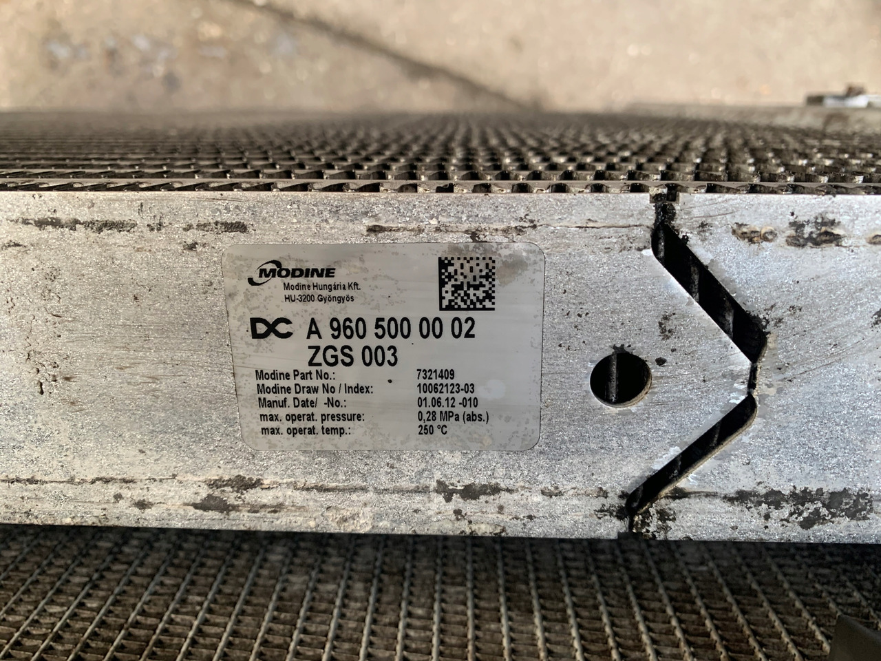 CHŁODNICA WODY POWIETRZA MERCEDES ACTROS MP4 MP 4 - Radiador para Camião: foto 3 CHŁODNICA WODY POWIETRZA MERCEDES ACTROS MP4 MP 4 - Radiador para Camião: foto 3