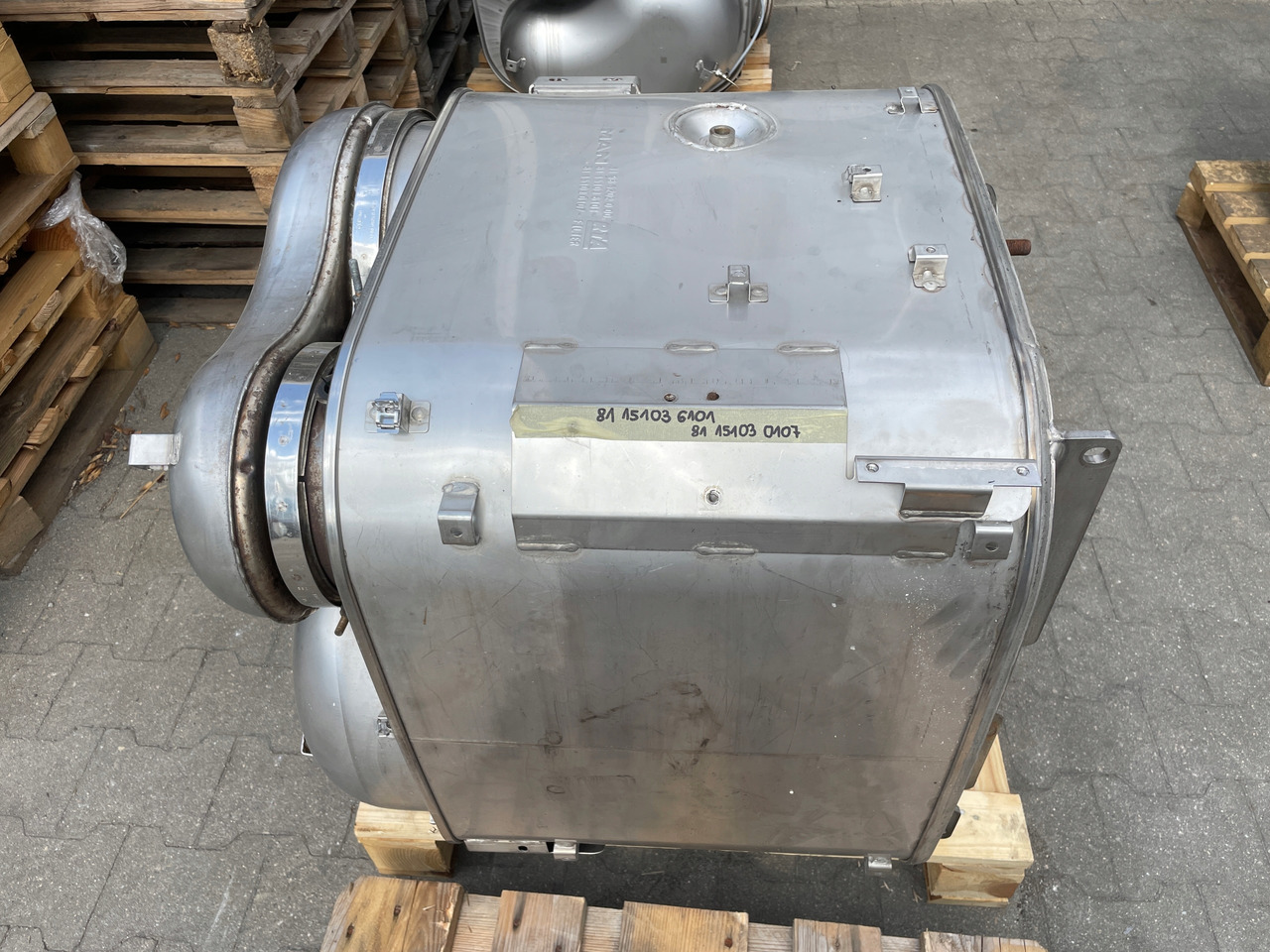 KATALIZATOR MAN TGX TGS EURO 6 DPF TŁUMIK WYDECH 81151036101 - Conversor catalítico para Camião: foto 2 KATALIZATOR MAN TGX TGS EURO 6 DPF TŁUMIK WYDECH 81151036101 - Conversor catalítico para Camião: foto 2