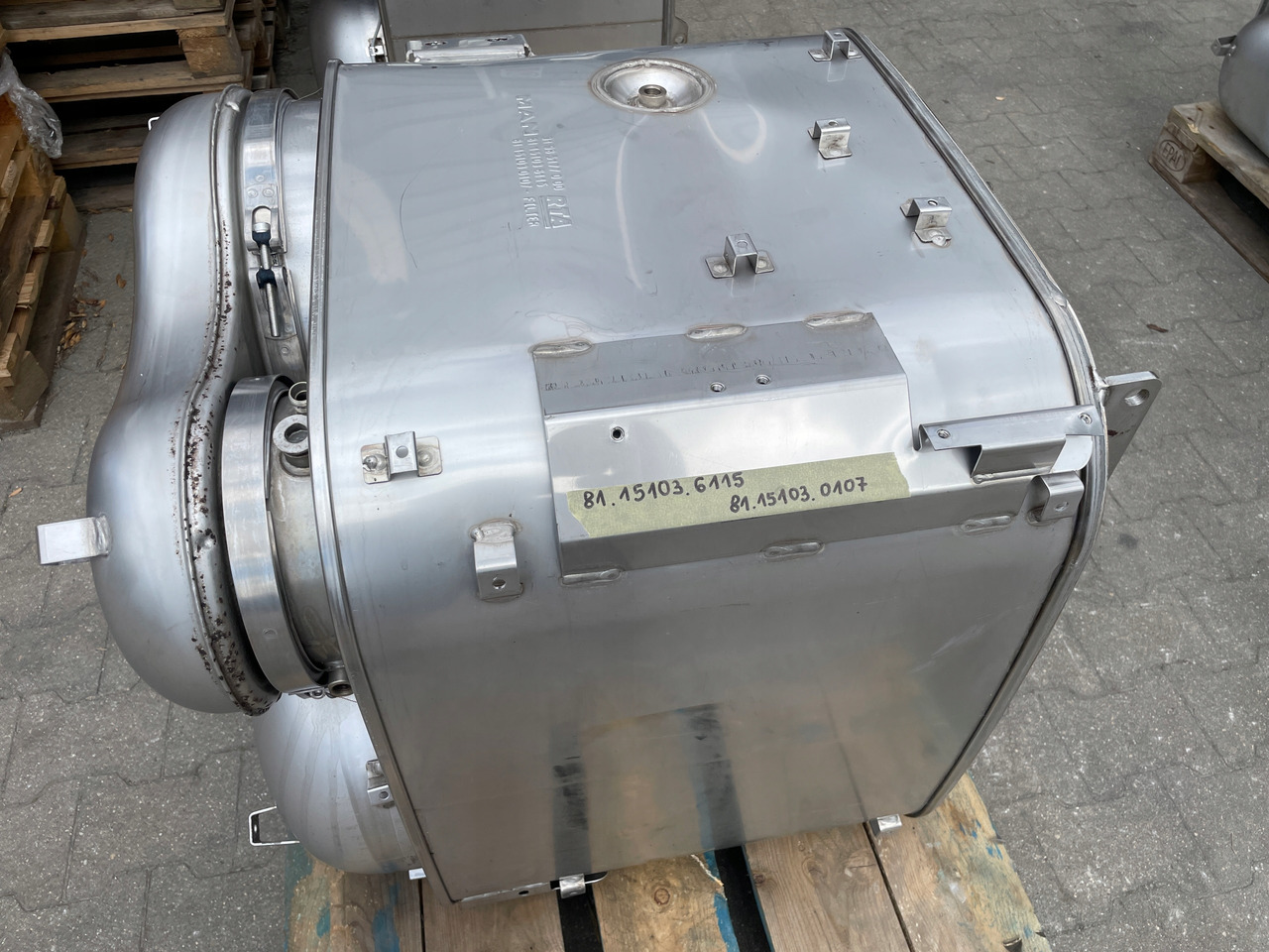 KATALIZATOR MAN TGX TGS EURO 6 DPF TŁUMIK WYDECH 81151036115 - Conversor catalítico para Camião: foto 1 KATALIZATOR MAN TGX TGS EURO 6 DPF TŁUMIK WYDECH 81151036115 - Conversor catalítico para Camião: foto 1