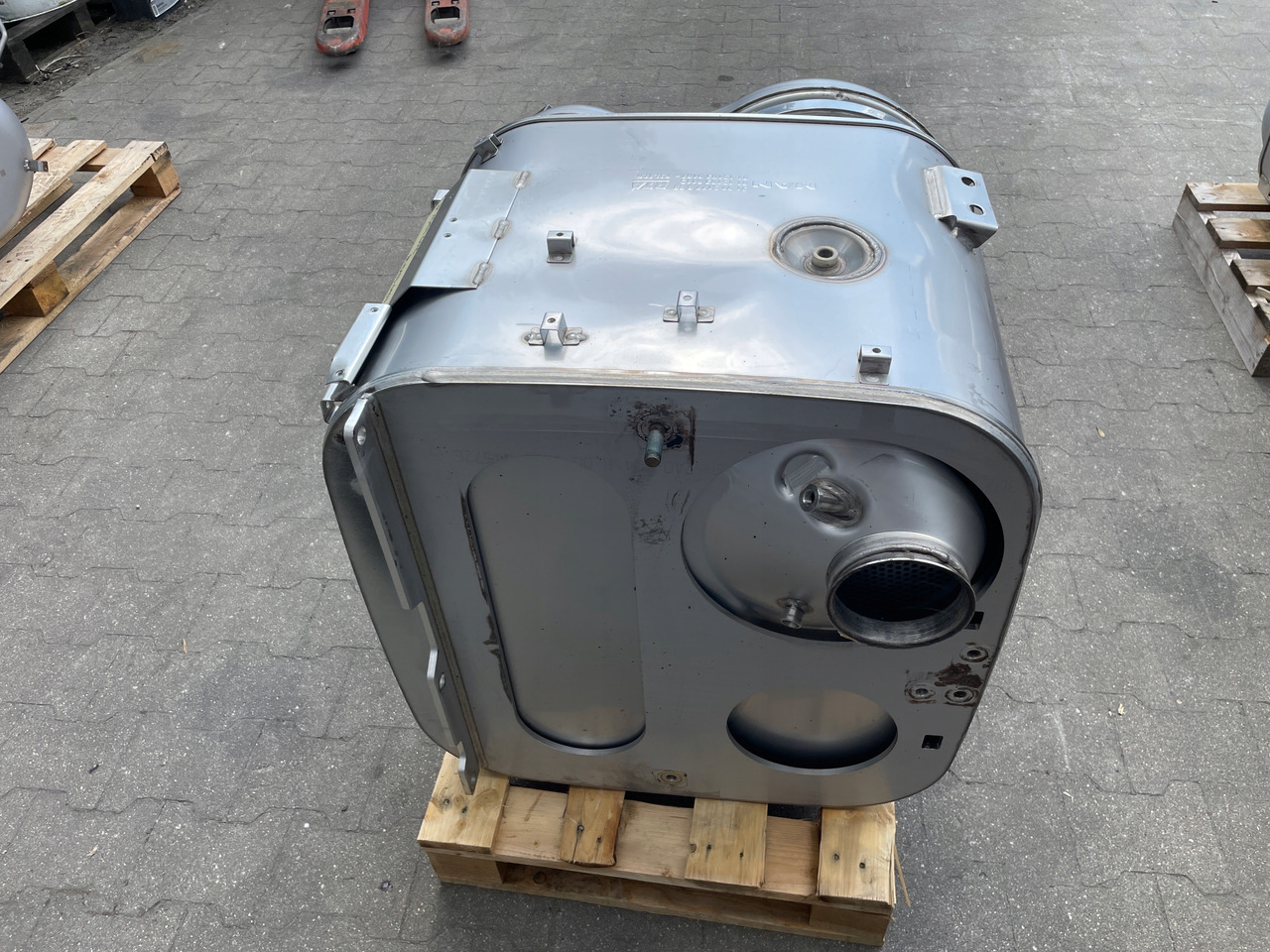 KATALIZATOR MAN TGX TGS EURO 6 DPF TŁUMIK WYDECH 81151036115 - Conversor catalítico para Camião: foto 2 KATALIZATOR MAN TGX TGS EURO 6 DPF TŁUMIK WYDECH 81151036115 - Conversor catalítico para Camião: foto 2