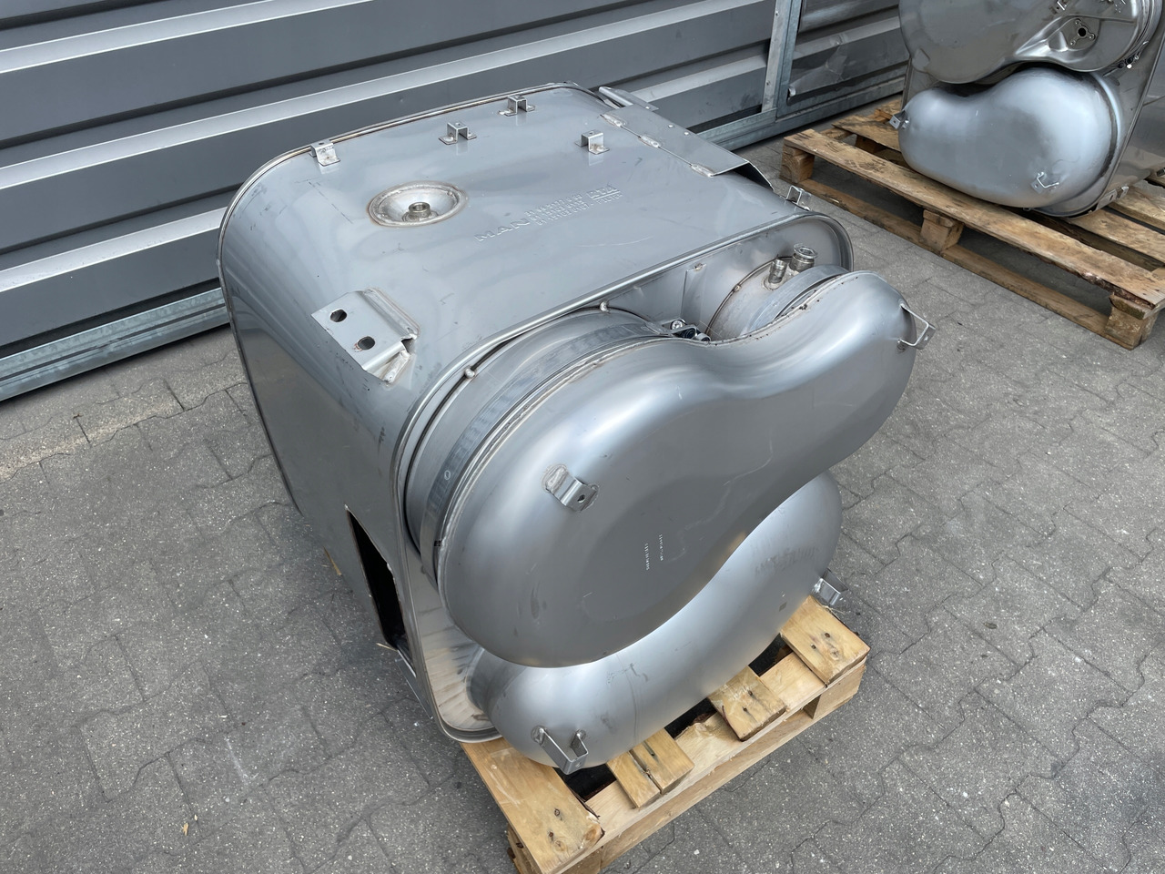 KATALIZATOR MAN TGX TGS EURO 6 DPF TŁUMIK WYDECH 81151036115 - Conversor catalítico para Camião: foto 1 KATALIZATOR MAN TGX TGS EURO 6 DPF TŁUMIK WYDECH 81151036115 - Conversor catalítico para Camião: foto 1