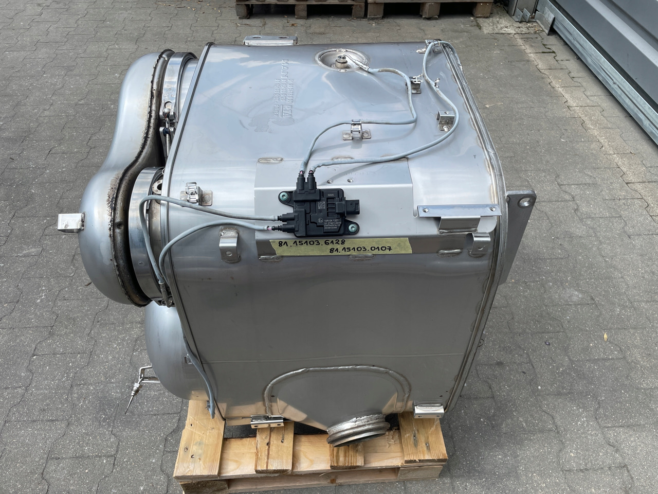 KATALIZATOR MAN TGX TGS EURO 6 DPF TŁUMIK WYDECH 81151036128 - Conversor catalítico para Camião: foto 1 KATALIZATOR MAN TGX TGS EURO 6 DPF TŁUMIK WYDECH 81151036128 - Conversor catalítico para Camião: foto 1