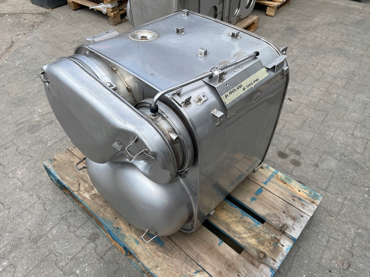 KATALIZATOR MAN TGX TGS EURO 6 DPF TŁUMIK WYDECH 81151036182 - Conversor catalítico para Camião: foto 2 KATALIZATOR MAN TGX TGS EURO 6 DPF TŁUMIK WYDECH 81151036182 - Conversor catalítico para Camião: foto 2