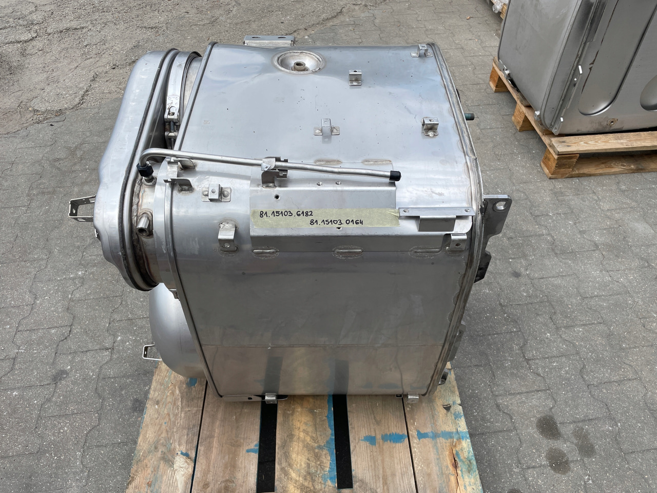 KATALIZATOR MAN TGX TGS EURO 6 DPF TŁUMIK WYDECH 81151036182 - Conversor catalítico para Camião: foto 1 KATALIZATOR MAN TGX TGS EURO 6 DPF TŁUMIK WYDECH 81151036182 - Conversor catalítico para Camião: foto 1